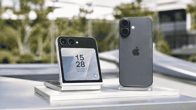 Nên mua Galaxy Z Flip8 hay iPhone 17?