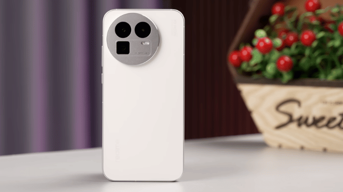 Ngoại hình realme GT8 cũ vẫn hiện đại