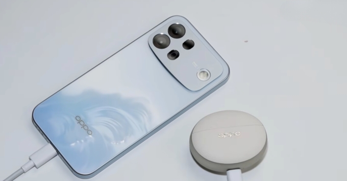 OPPO A7 Pro Max tỏa sáng với bảng màu thời thượng và mặt lưng kính nhám sang trọng, hạn chế tối đa bám vân tay.