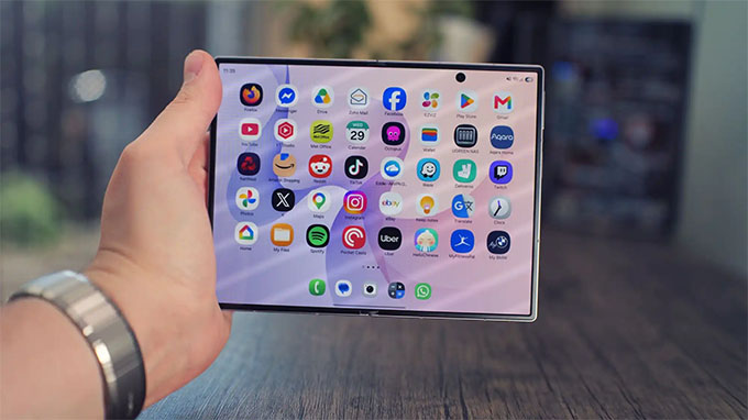Điện thoại Samsung Galaxy Z Fold8 chạy giao diện One UI 9 dựa trên nền tảng Android 17