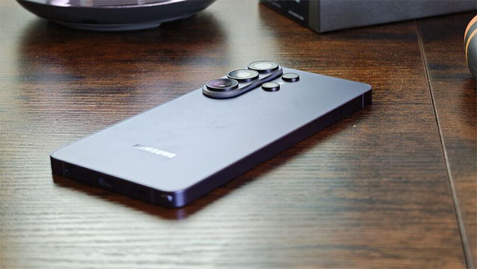 Trên Galaxy S26 Ultra và Sony Xperia 1 VIII đều được trang bị viên pin 5,000 mAh