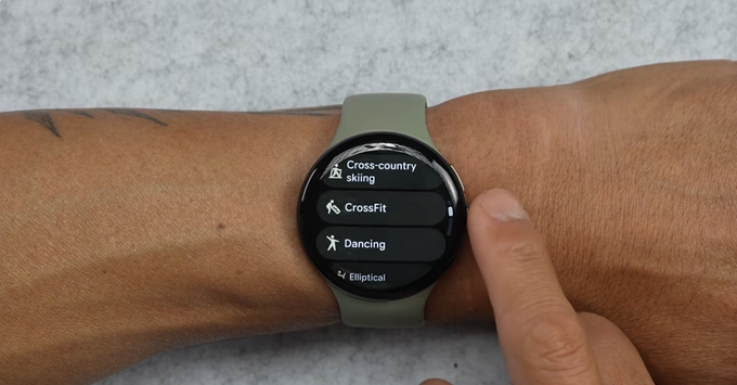 Màn hình Google Pixel Watch 5 hiển thị cực rõ nét dưới ánh nắng với độ sáng 3000 nits.