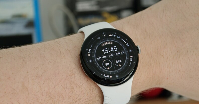 Thiết kế mặt tròn bo cong mềm mại của Google Pixel Watch 5 phiên bản 2026.
