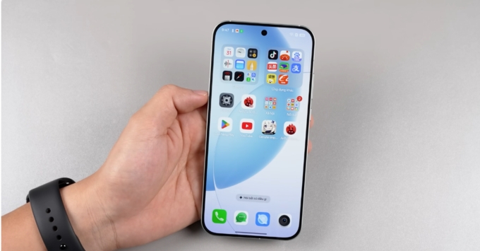 Độ sáng kỷ lục 7.000 nits giúp màn hình Realme GT8 Pro luôn rực rỡ và dễ quan sát ngay cả dưới nguồn sáng mạnh.