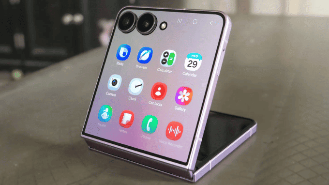 Thiết kế gập gọn của Galaxy Z Flip8