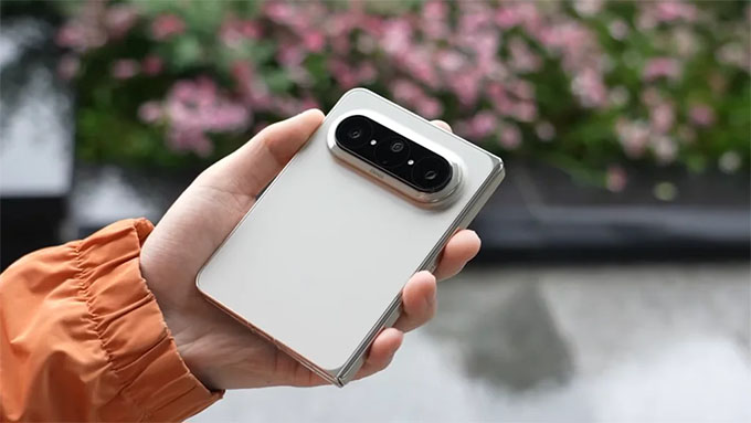 Huawei Pura X Max nặng hơn (229g) và dày hơn (5.2mm) khi mở