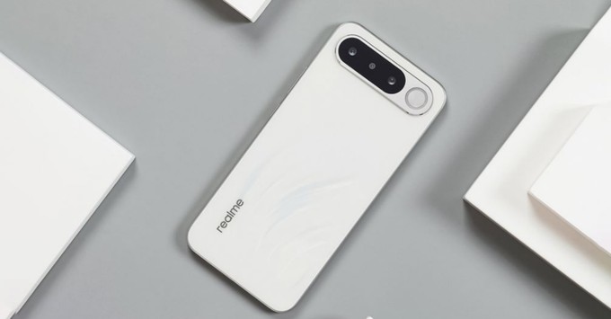 Màn hình siêu sáng của Realme 16 5G giúp hiển thị rõ nét ngay cả dưới điều kiện ánh sáng mạnh.