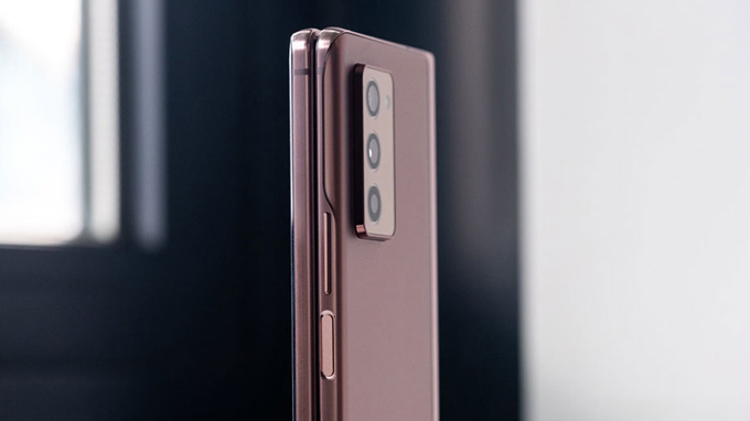 Samsung đã cải thiện cơ chế bản lề khá tốt trên Galaxy Z Fold 2