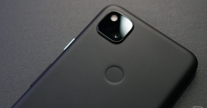 Hình ảnh thực tế Google Pixel 5 lộ diện: Camera hình vuông, màn hình 'đục lỗ'