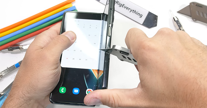 Kiểm tra độ bền trên Samsung Galaxy Z Fold 4: Khả năng chịu đựng ấn tượng