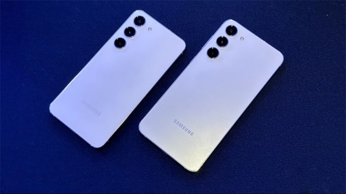 màn hình Samsung Galaxy S23 FE và Samsung Galaxy S21 FE