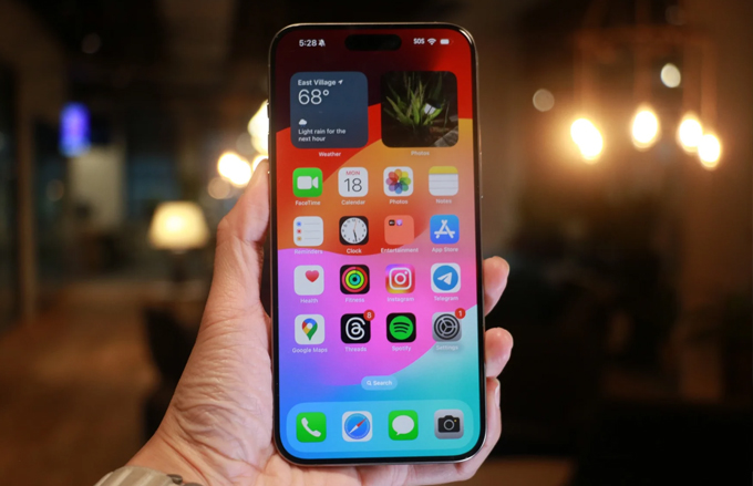 iPhone 15 Pro Max 256GB và iPhone 15 Pro Max 512GB nên chọn mua iPhone 15 Pro Max 256GB vì trải nghiệm tốt