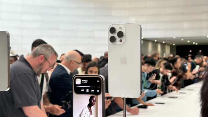 iPhone 15 Pro Max có có hỗ trợ sạc nhanh không?