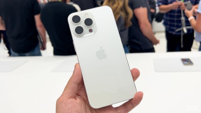 Dung lượng pin trên iPhone 15 Max, thời lượng có tốt hơn không?