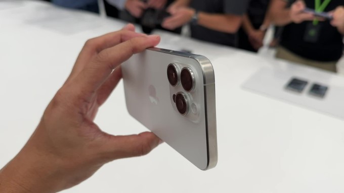 iPhone 15 Pro Max có có màn hình ProMotion 120Hz không?