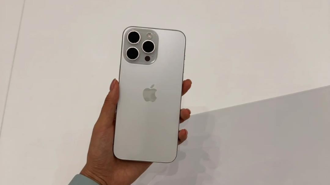 iPhone 15 Pro Natural Titanium và iPhone 15 Pro Max Natural Titanium