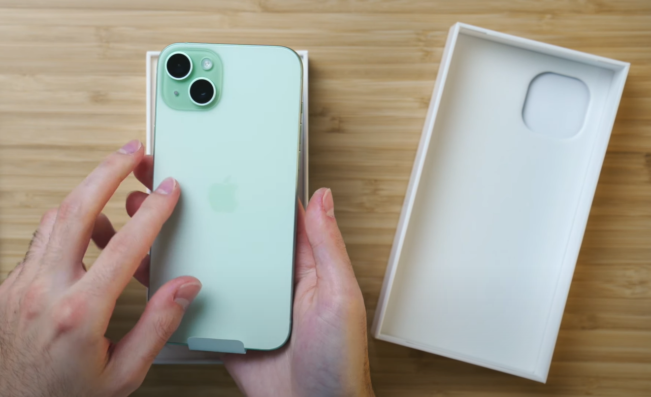 Sử dụng cổng USB-C và sạc nhanh 20W trên iPhone 15 Plus