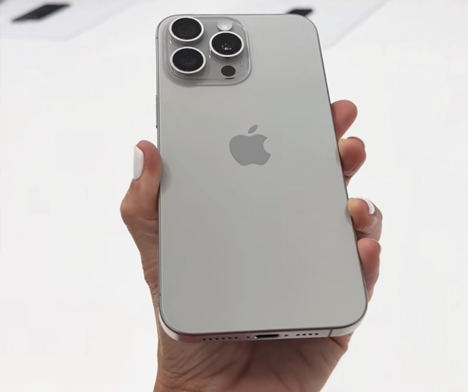 Ai nên mua iPhone 15 Pro LL/A?