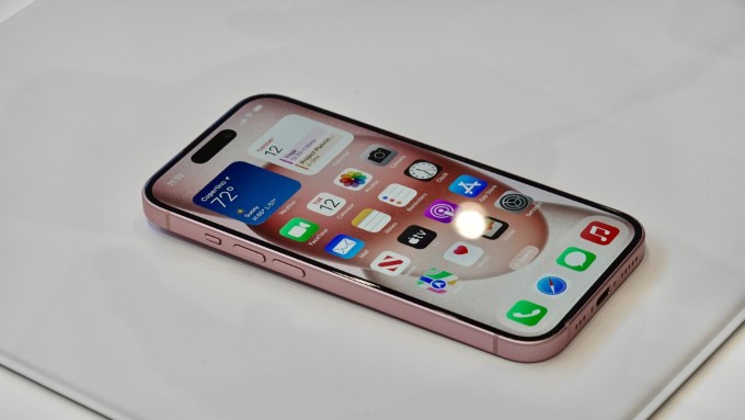 Trên tay màu sắc mới của iPhone 15 và iPhone 15 Plus