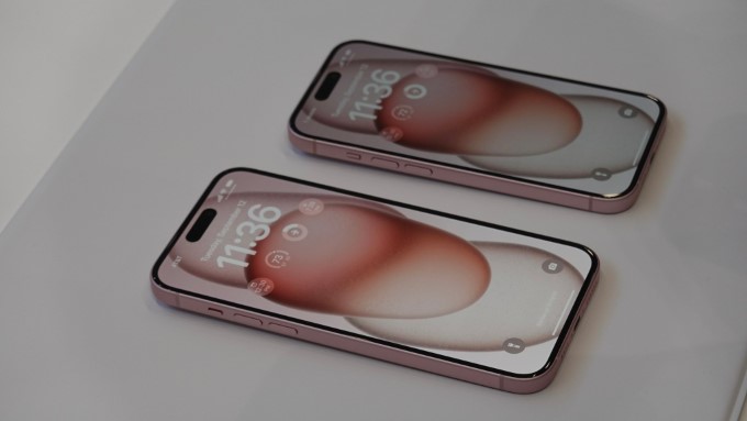 Trên tay màu sắc mới của iPhone 15 và iPhone 15 Plus