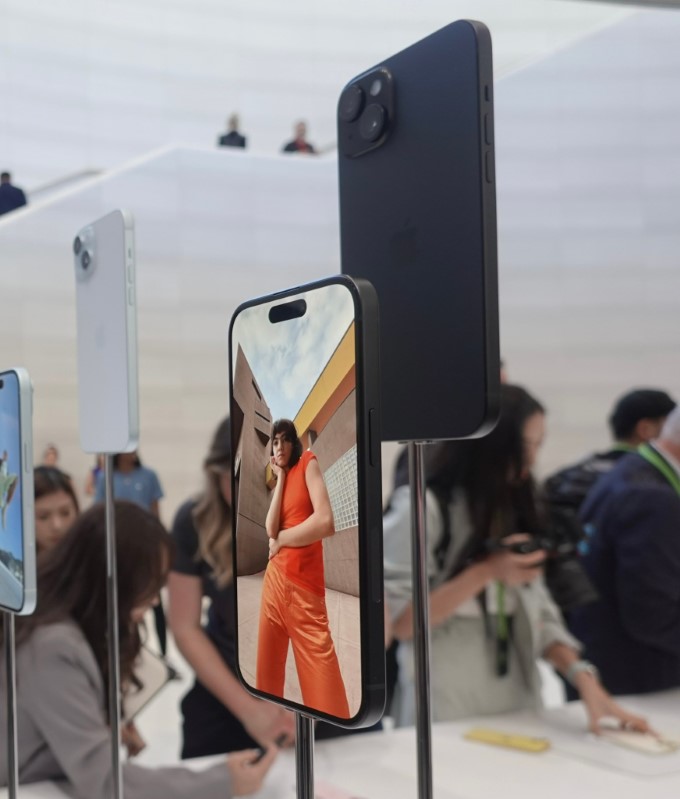 Trên tay màu sắc mới của iPhone 15 và iPhone 15 Plus