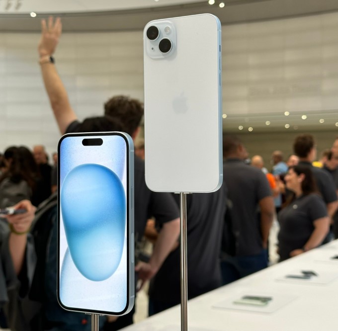 Trên tay màu sắc mới của iPhone 15 và iPhone 15 Plus