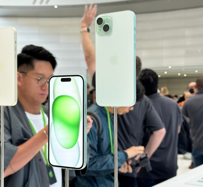 Trên tay màu sắc mới của iPhone 15 và iPhone 15 Plus
