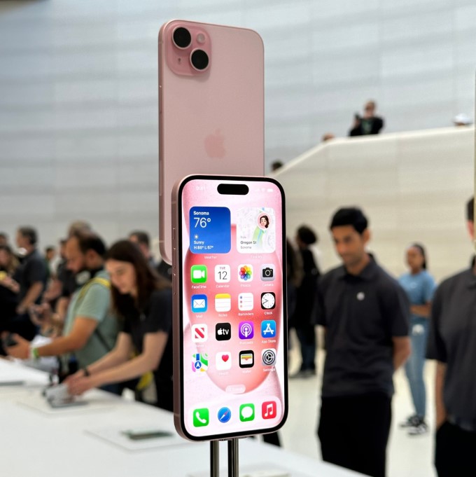Trên tay màu sắc mới của iPhone 15 và iPhone 15 Plus