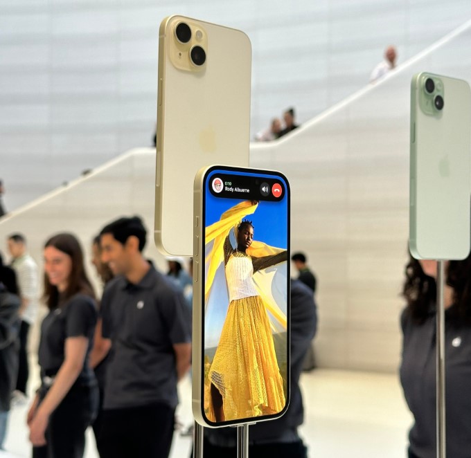 Trên tay màu sắc mới của iPhone 15 và iPhone 15 Plus