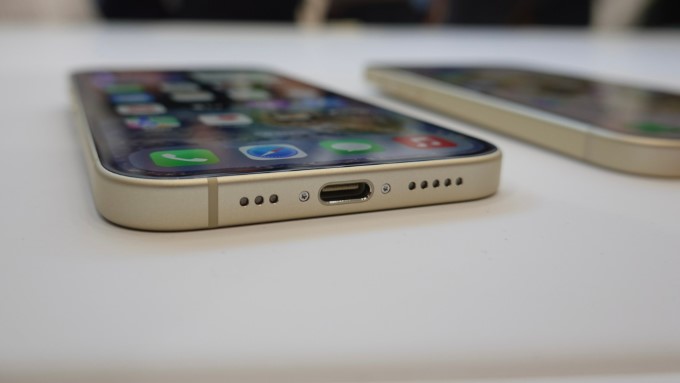 Trên tay màu sắc mới của iPhone 15 và iPhone 15 Plus