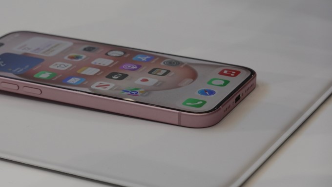 Trên tay màu sắc mới của iPhone 15 và iPhone 15 Plus