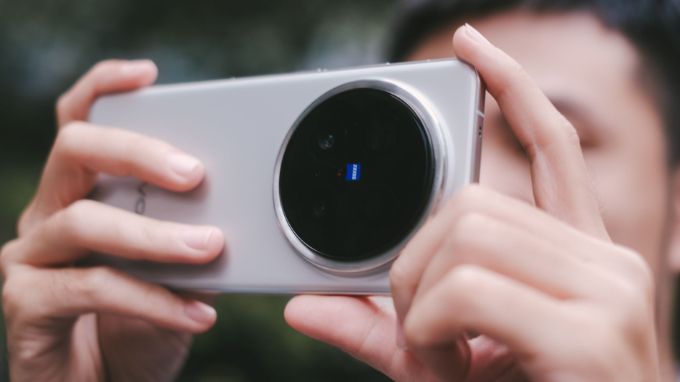 iPhone 17 Pro và Vivo X200 Pro