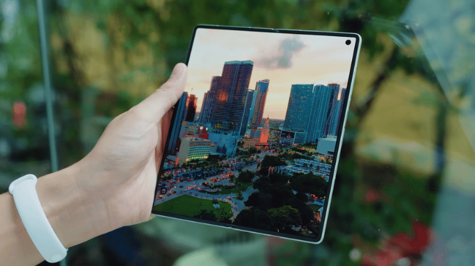 Màn hình chính Vivo X Fold 5 rõ nét dưới mọi ánh sáng