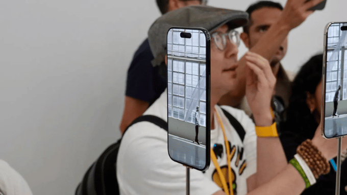 Màn hình iPhone Air mang lại trải nghiệm hình ảnh sống động và chân thực