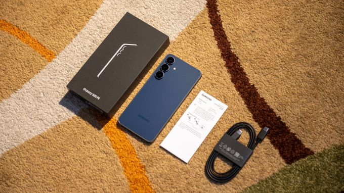 Samsung Galaxy S25 FE và Samsung Galaxy S25 Plus