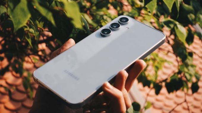 Galaxy S25 FE và Galaxy S24 FE