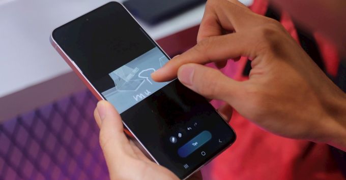 Phần mềm và trải nghiệm AI trên Galaxy S25 FE và Pixel 9a