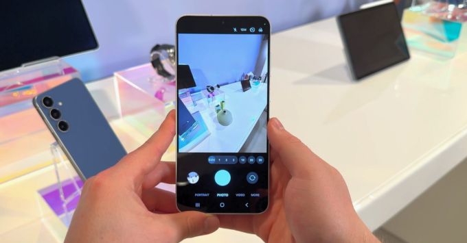 Camera Galaxy S25 FE hay Pixel 9a chụp ảnh đẹp hơn?