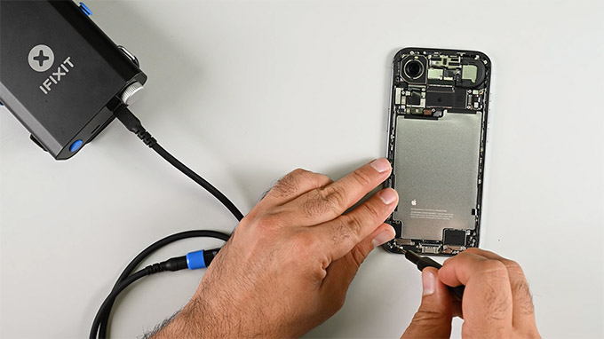 Khám phá video "mổ bụng' iPhone Air từ  iFixit