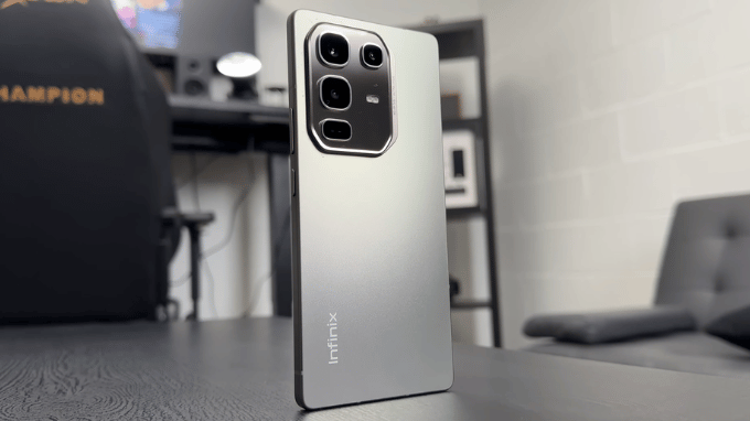 Thiết kế Infinix Note 50 thể hiện sự cao cấp với chất liệu kim loại và màn hình cong