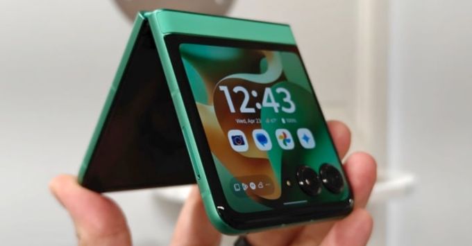 Motorola Razr Ultra 2025 là những điện thoại nhẹ nhất 2025 với 199g