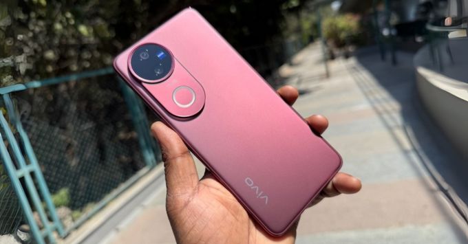Vivo V50 thuộc smartphone mỏng nhẹ nhất 2025 với 189g