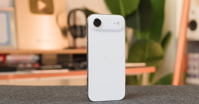 Cận cảnh độ mỏng 5.6mm của iPhone Air