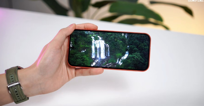 Google Pixel 10a hiển thị hình ảnh sắc nét với màn hình P-OLED 6.3 inch độ sáng 3000 nits.