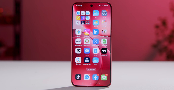 Màn hình AMOLED 120Hz trên Find X9 vẫn rất sắc nét và ổn định.