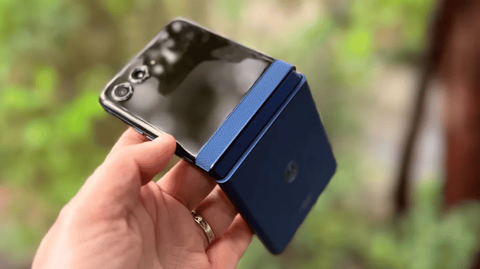 Bản lề giúp Razr 60 Pro linh hoạt trong nhiều tư thế dùng
