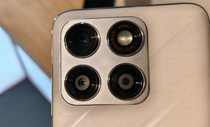 Ở mặt lưng, Edge 70 Plus gây ấn tượng với camera chính độ phân giải 200 megapixel