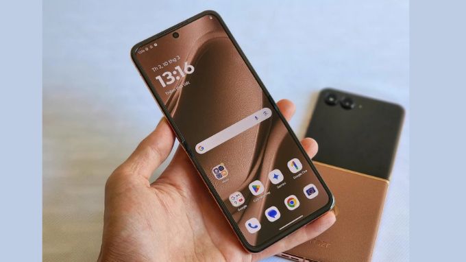 Motorola Razr 60 Pro được trang bị vi xử lý dòng cao cấp