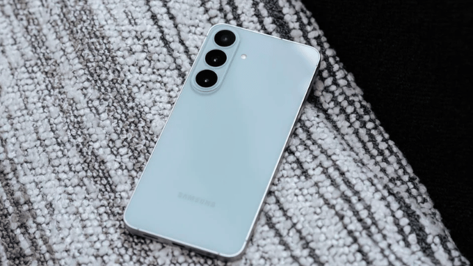 Galaxy S26 FE đổi sang cụm camera liền mạch hơn