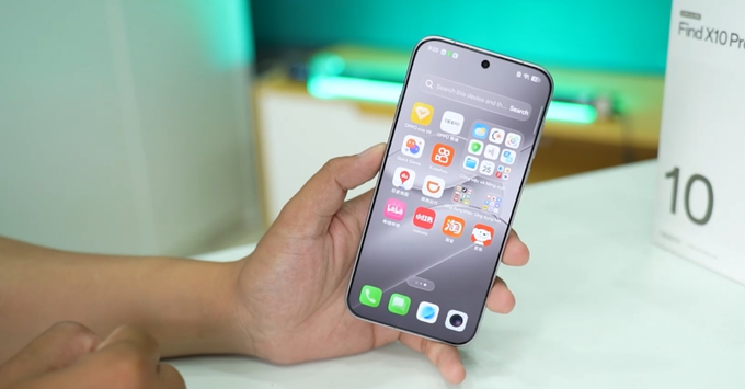 Tổng thể OPPO Find X10 Pro Max khoe cụm camera Hasselblad đẳng cấp.